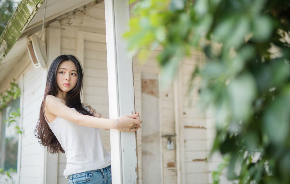 “让人进去探营，告诉他们，找到什么东西，都是他们的。”庞德皱了皱眉，挥手道，这条命令，自然是针对西域胡兵而下的。